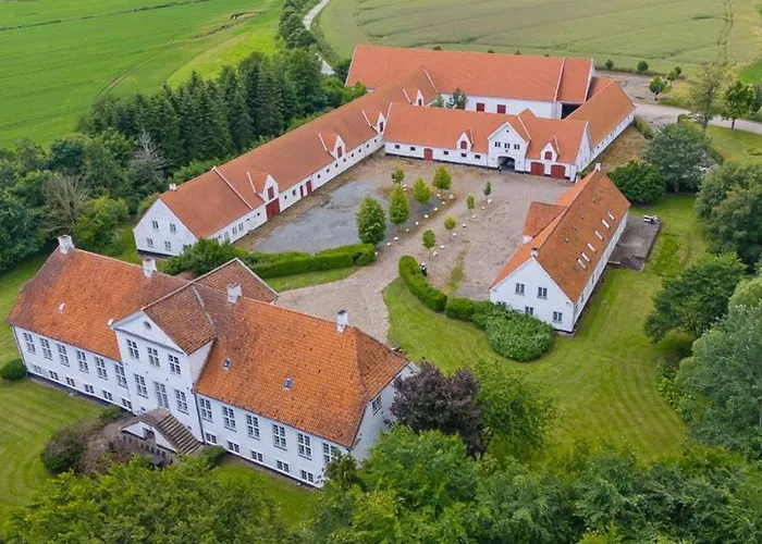 Manor With Soul Between Forest And On Funen * Ullerslev